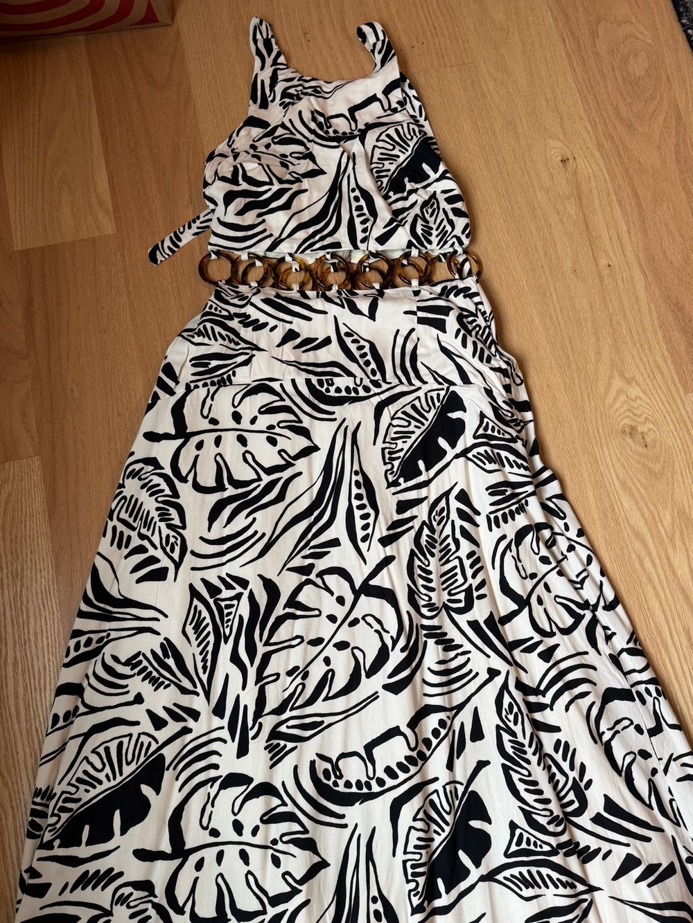 Black and White Tropical-Print Maxi Dress with Wood-Link Belt